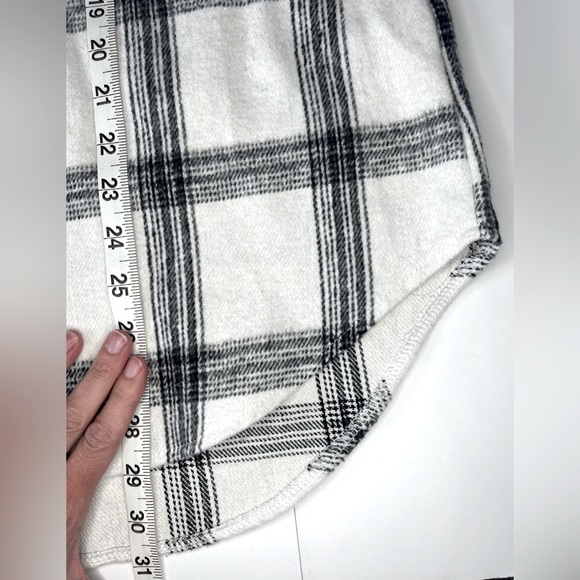*NWT* Women’s Oversized Plaid Button Down Shacket - Picture 5 of 7